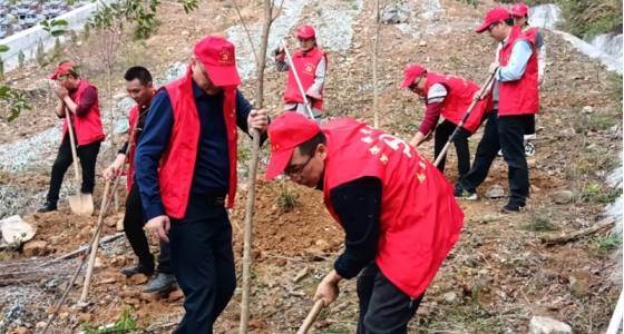 Construido conjuntamente por la aldea y la empresa para plantar bosques pioneros juntos